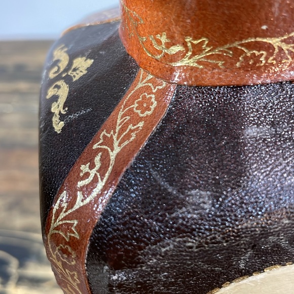 Made in Italy alcohol decanter leather wrapped.  Wooden top split. - Picture 10 of 17